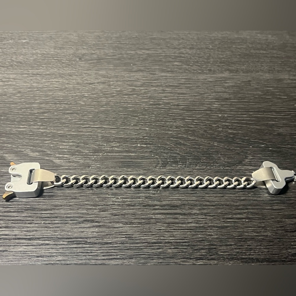 1017 ALYX SILVER BUCKLE BRACELET